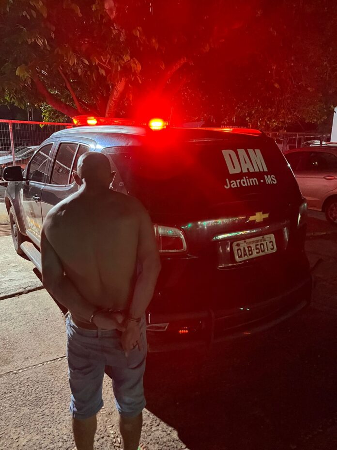 Investigado por violência doméstica é preso por tráfico de drogas e posse irregular de arma de fogo em Jardim