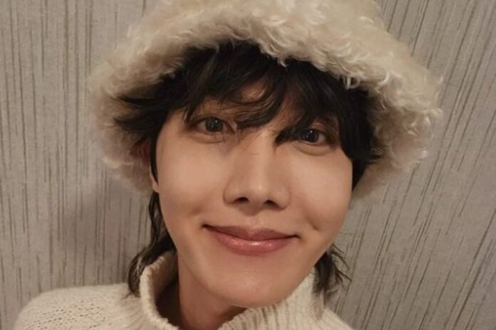 Selfie de J-Hope, do BTS, de gorro, sorrindo