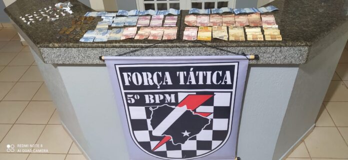 Polícia Militar fecha mais uma “Boca de Fumo”, prende traficante e apreende dinheiro e drogas em Coxim