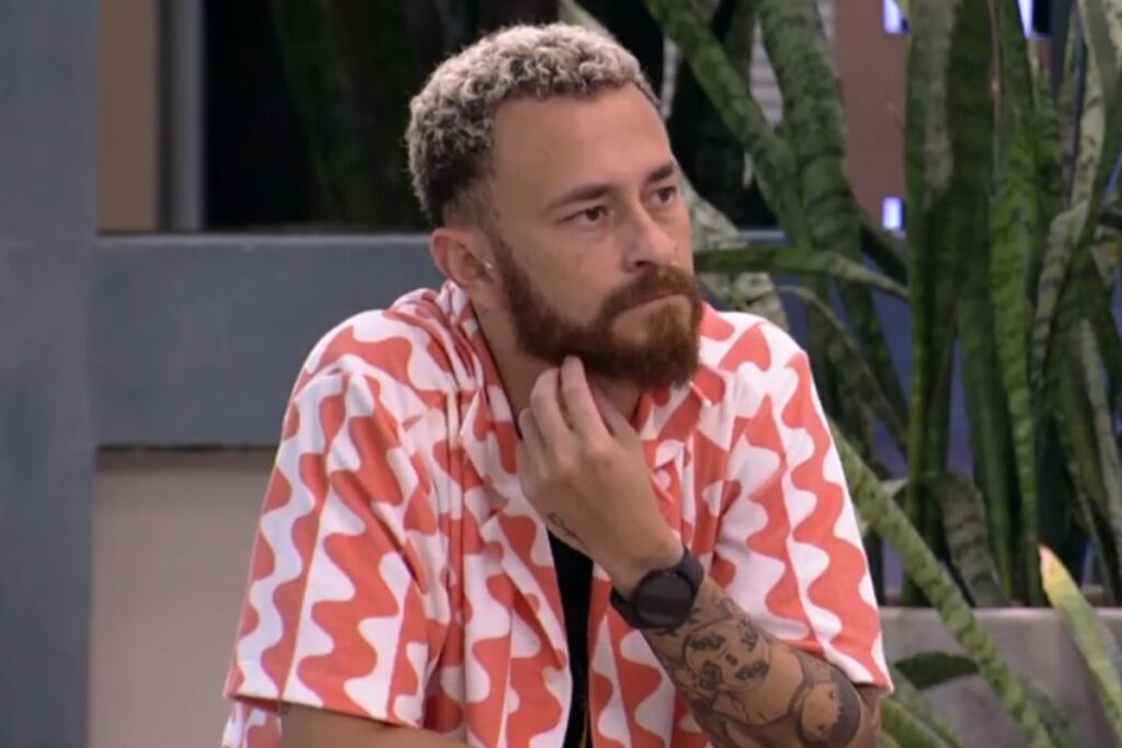 Fred na varanda da casa do BBB23