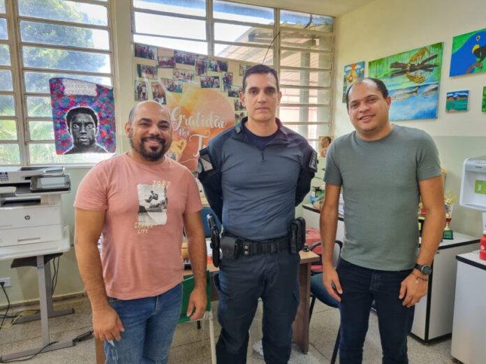 Comandante do 10º BPM visita Escola Estadual Teotônio Vilela