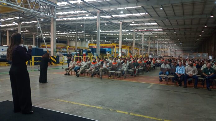 Delegada da Polícia Civil ministra palestra em empresa de Campo Grande