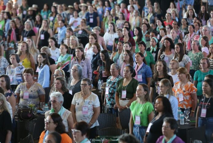 Encontro de mulheres cooperativistas da Coamo reúne centenas de participantes em Campo Mourão