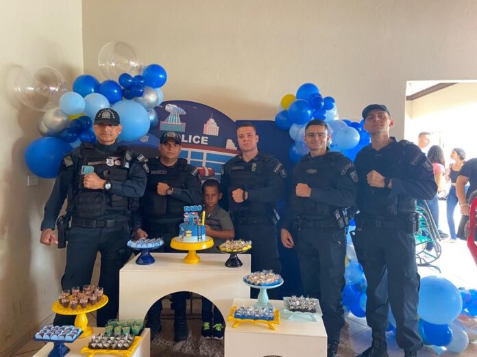 Fã da Polícia Militar celebra aniversário e recebe visita surpresa de policiais