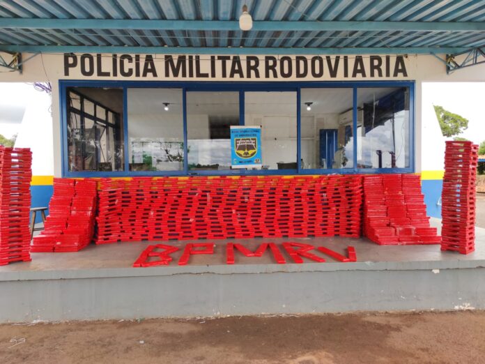 Homem tenta fugir da Polícia Militar Rodoviária, mas capota veículo que transportava 900 kg de entorpecente