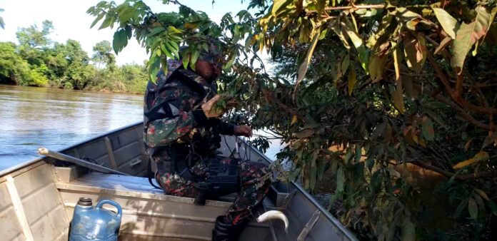 PMA de Dourados fiscaliza 20 embarcações, acampamentos e ranchos, apreende petrechos ilegais e solta pintado de 1,6 m, com barco pilotado e equipe comandada por PM feminina