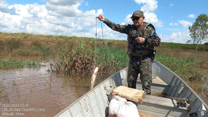 PMA de Dourados fiscaliza quatro acampamentos, 14 embarcações, 57 pescadores e apreende redes de pesca e anzóis no rio Dourados e solta peixes do material ilegal