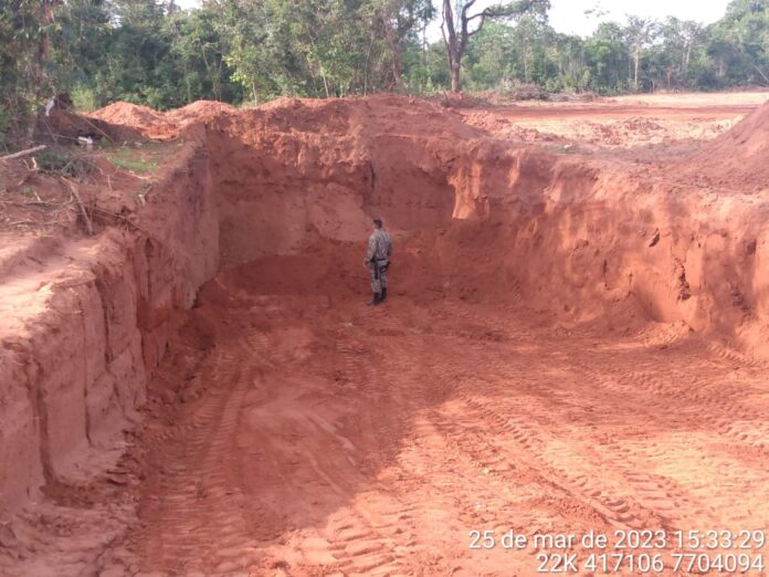 PMA de Três Lagoas autua dono de sítio em R$ 10,6 mil por extração ilegal de grande quantidade de minério de arenito sem licença ambiental.