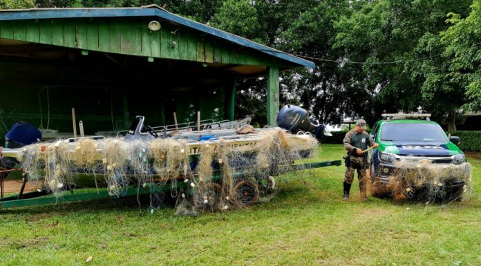 Polícia Militar Ambiental de Naviraí apreende 16 redes de pesca, medindo 300 metros, 15 boias com anzóis e 29 anzóis de galho no rio Paraná