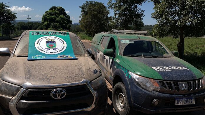 Polícia Militar Ambiental de Rio Negro recupera no Pantanal da Nhecolândia veículo Toyota Hilux com placa clonada produto de crime