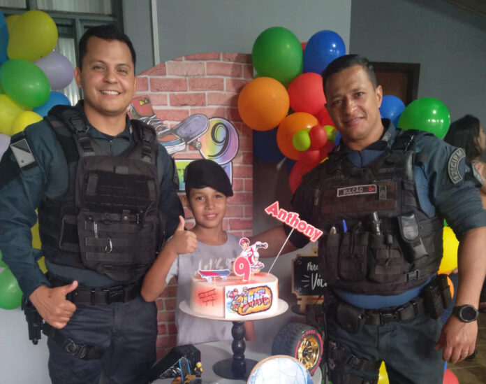 Polícia Militar de São Gabriel do Oeste realiza surpresa em aniversário de menino que completa 9 anos e é admirador da Polícia Militar.