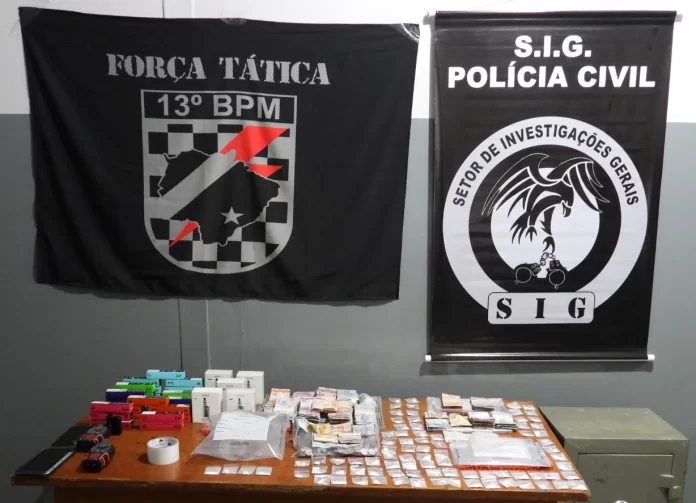 Polícia Militar, em operação conjunta com a Polícia Civil, prende traficante de drogas e apreende grande quantia em dinheiro e cocaína, em Paranaíba.