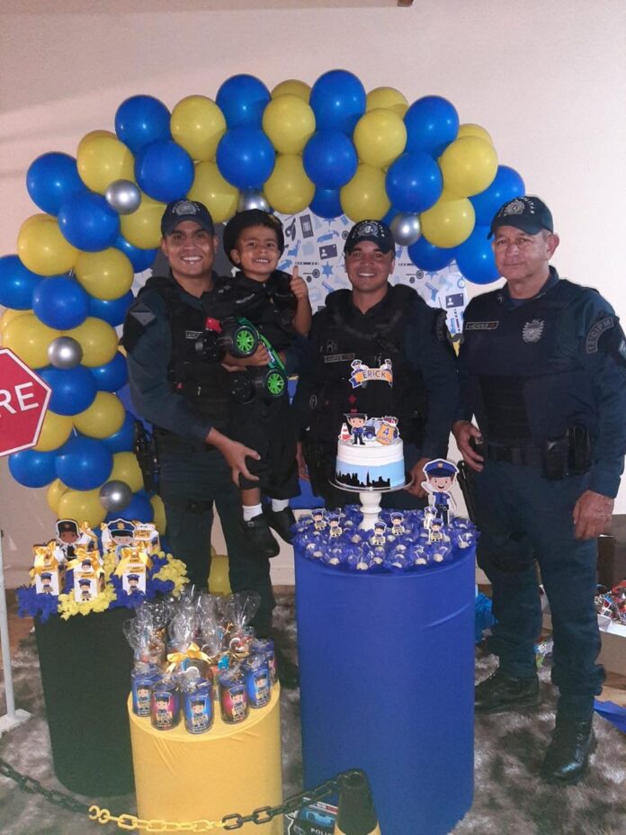 Polícia Militar realiza surpresa em aniversário de menino de 4 anos, fã da PM em Rio Negro