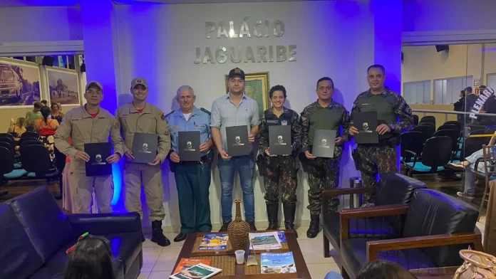 Policiais Militares Ambientais, da Cavalaria e Bombeiros de Dourados são homenageados pelo salvamento de estudante encontrada pendurada pelo pescoço em árvore tentando suicídio