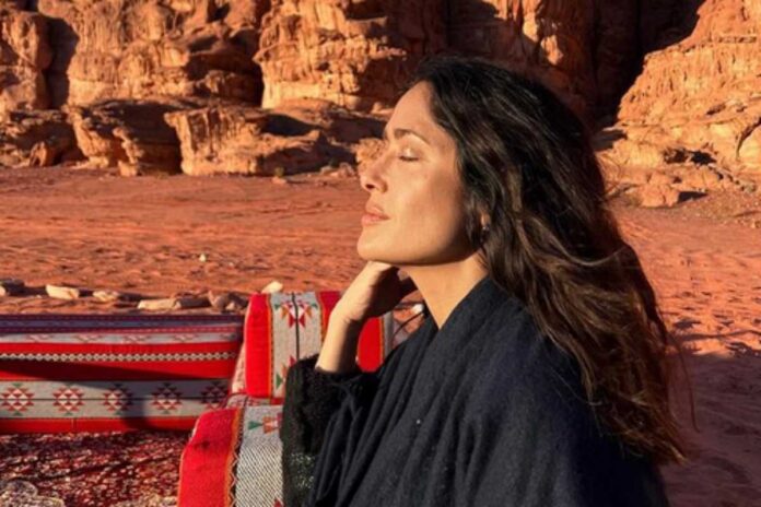 Salma Hayek em paisagens da Jordânia