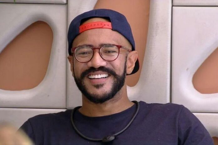 BBB23 Ricardo Camargo "Alface" de boné pra trás, sorrindo