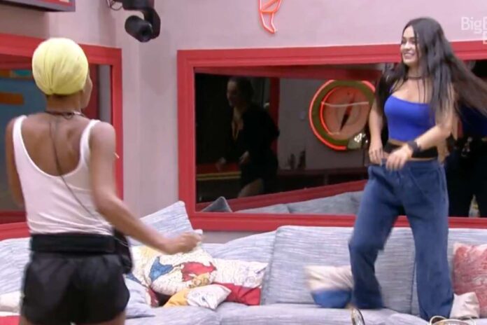 Larissa em cima do sofá no BBB23