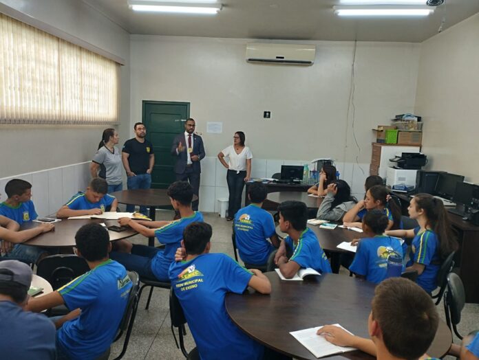 DELEGACIA DE POLÍCIA DE PARANHOS REALIZA PALESTRA NA ESCOLA DR. MITSURO SAITO