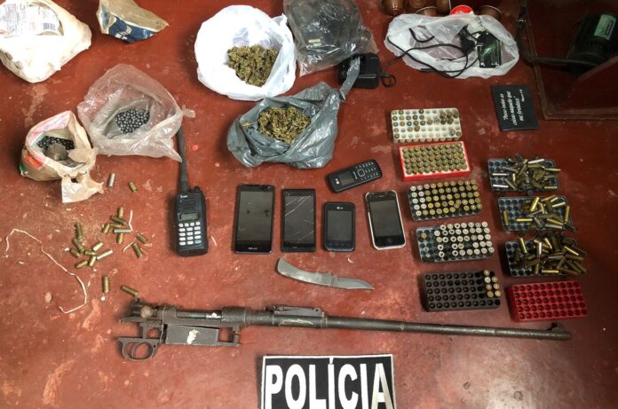 Homem é preso por posse ilegal de arma de fogo, tráfico de drogas e atividades clandestinas de telecomunicações