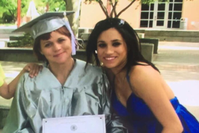 Samantha Markle em sua formatura com Meghan