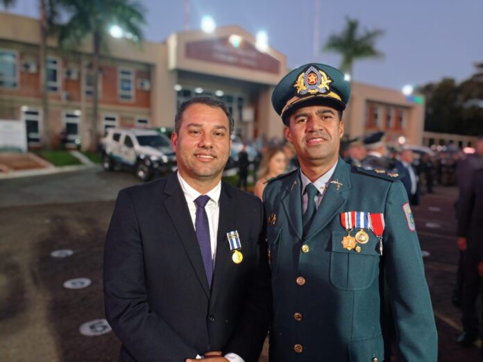 Juiz de Direito Edimilson Barbosa Ávila recebe Medalha Tiradentes da Polícia Militar