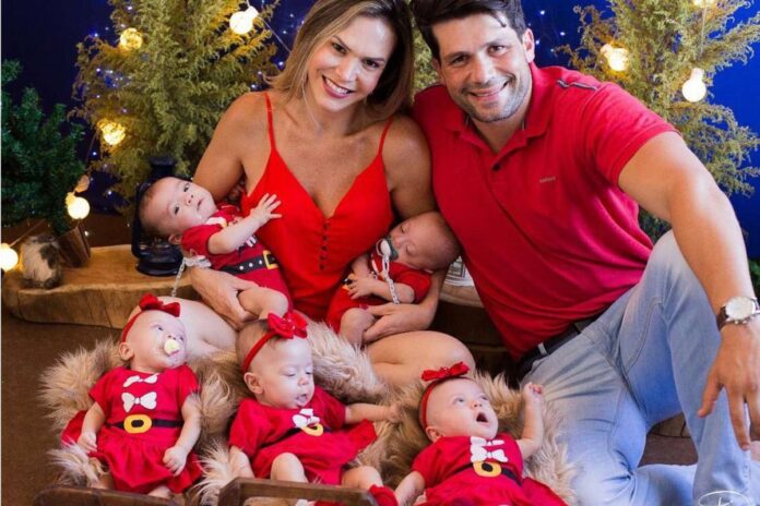 Jayme Reisen e Mariana Mazelli posando com filhos quintúplos