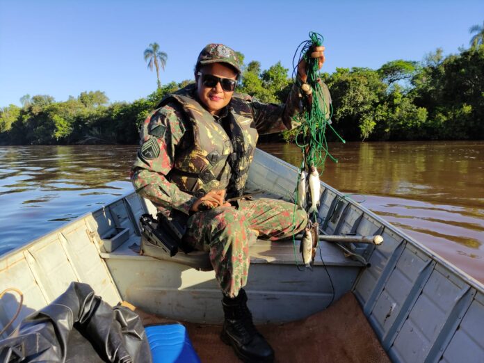 PMA de Dourados fiscaliza 71 pescadores em 27 embarcações, dois acampamentos, ranchos e em barranco do rio Dourados e apreende diversos petrechos ilegais de pesca