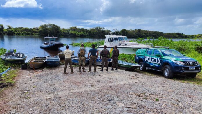 PMA e Polícia Federal de Corumbá surpreendem pescadores em pesca ilegal em ponto de decoada no rio Paraguai e apreendem 6 barcos, um motor e pescado ilegal