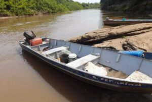 Polícia Militar Ambiental autua pescador por pesca ilegal no rio Miranda e apreende barco, motor de popa e petrechos de pesca