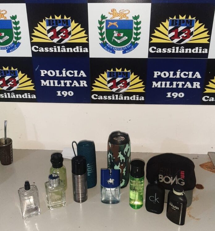 Polícia Militar prende três homens e duas mulheres por furto e receptação, e recupera produtos furtados em Cassilândia.