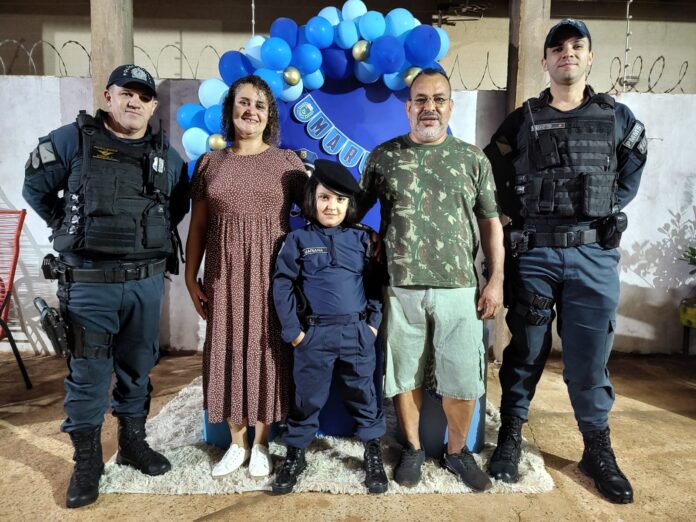 Policiais Militares da 10ª CIPM prestigiam aniversário de menina de 6 anos 