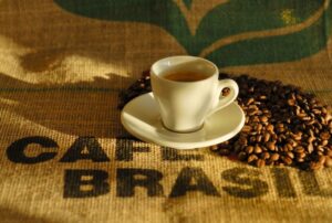 Cafés do Brasil geram US$ 8,5 bilhões de receita cambial com exportação de 36,6 milhões de sacas no período de maio de 2022 a abril de 2023