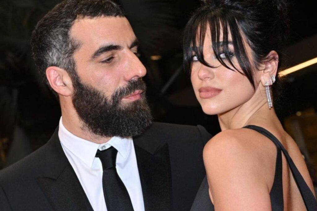 dua lipa posando com namorado romain gavras no festival de cannes