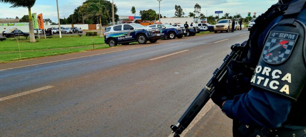 Força Tática do 4º BPM prende dois foragidos da justiça na manhã deste domingo