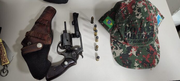 PMA de Amambai prende homem por porte ilegal de arma no momento em que ele mostrava arma na cintura para amigos e não viu a viatura e apreende revólver e munições ilegais