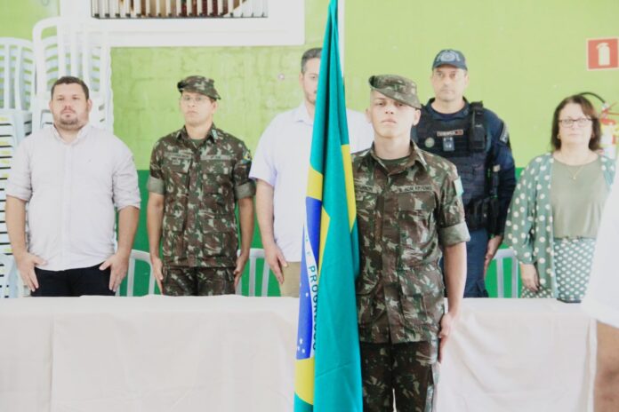 Polícia Militar participa da cerimônia de dispensa de 25 jovens do serviço militar, em Aparecida do Taboado.