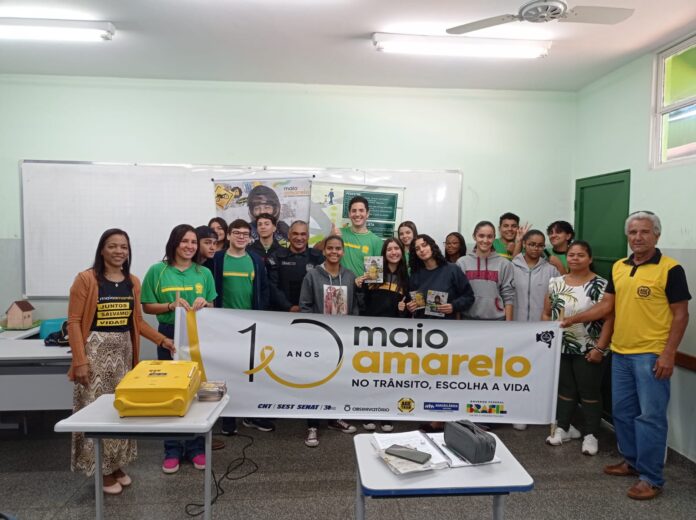 Polícia Militar realiza ciclos de palestras nas escolas e participa de panfletagem em alusão a Campanha Maio Amarelo no município de Anaurilândia