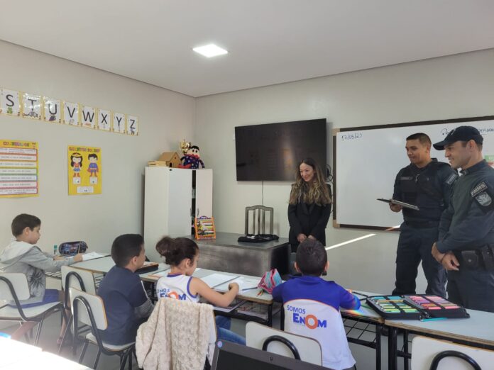 Polícia Militar recebe visita da Juíza na aula do Proerd em Coxim