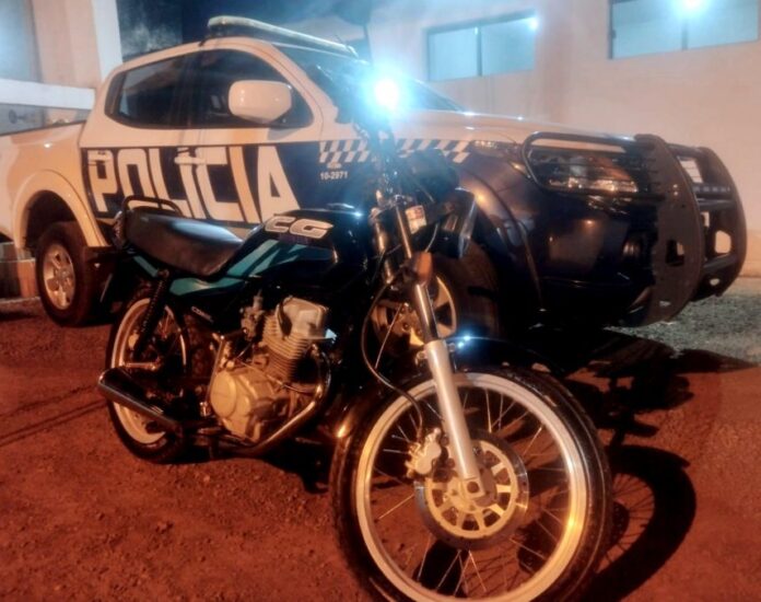 Policiais do Curso de Aperfeiçoamento em Força Tática – CAFT apreendem uma motocicleta e prendem homem em Itaporã