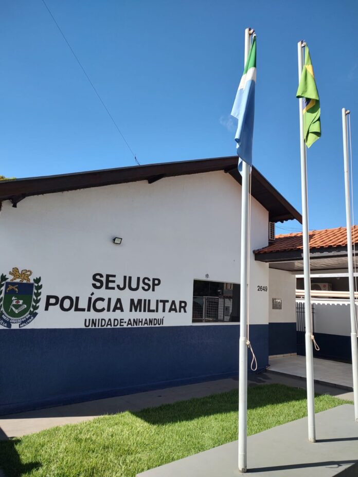 Policias Militares do 10º BPM destacados no Distrito de Anhanduí, realizaram a prisão de autor de roubo no estado do Paraná