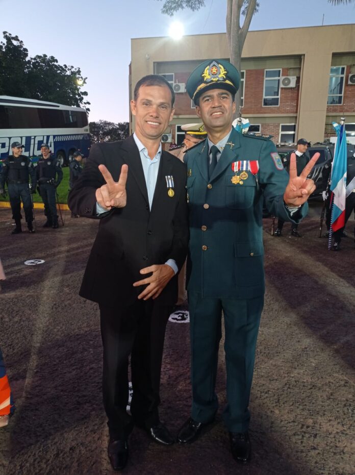 Prefeito de Paranaíba Maycol Queiroz recebe Medalha Tiradentes da Polícia Militar