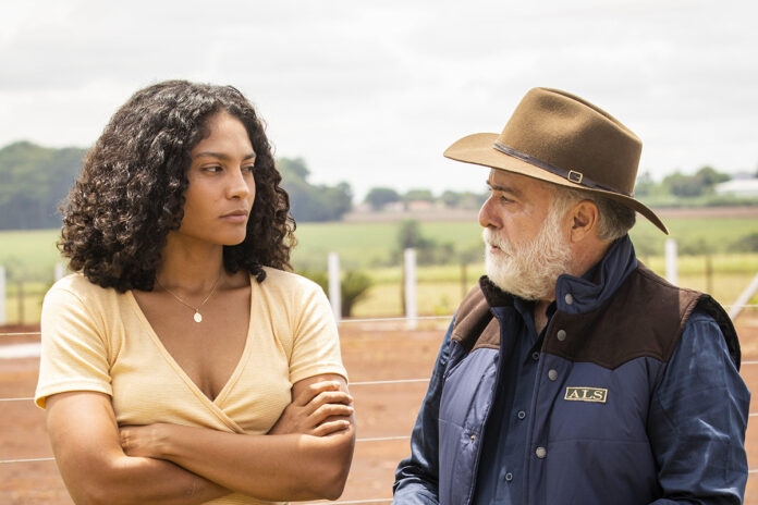 Aline (Bárbara Reis) e Antônio (Tony Ramos) em Terra e Paixão