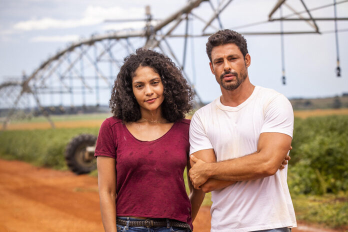 Aline (Barbara Reis) e Caio (Cauã Reymond) em Terra e Paixão