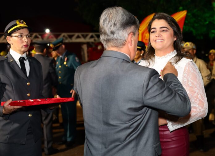 Delegado-geral e Delegada-geral adjunta da Polícia Civil do Mato Grosso do Sul, recebem a Medalha Dom Pedro II em cerimônia no Corpo de Bombeiros Militar/MS