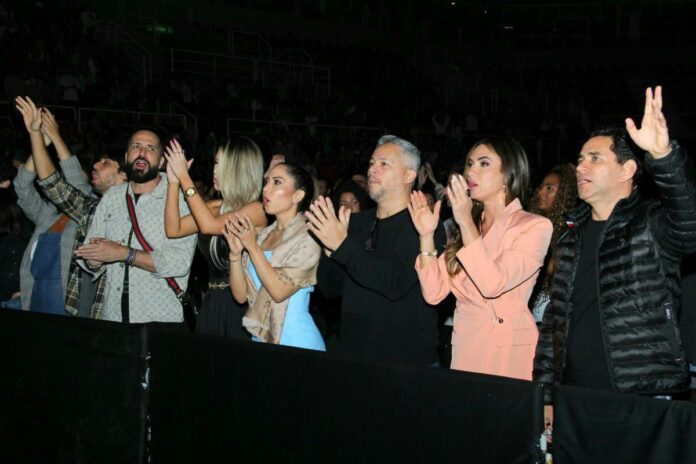 Latino com a esposa Rafa Rarbbie, Mulher Melão e Nicole Bahls com Marcelo Viana