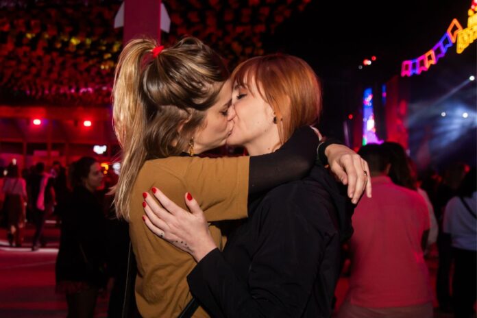 Titi Muller e Lívia Lobato se beijando