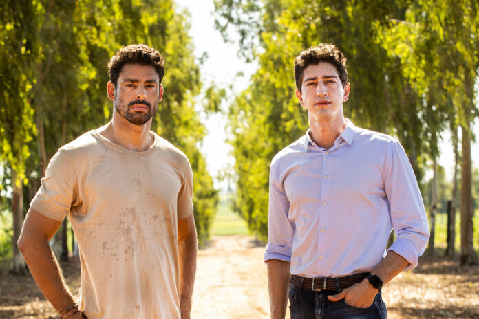 Caio (Cauã Reymond) e Daniel (Johnny Massaro) em Terra e Paixão