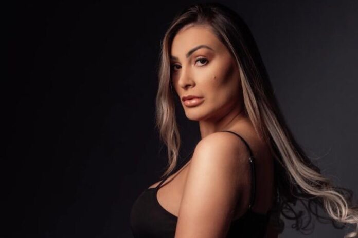 Andressa Urach de cabelos soltos e camiseta preta