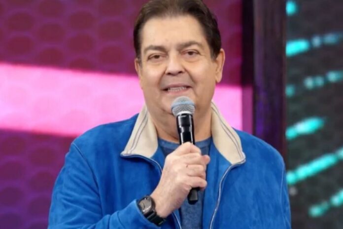 Faustão com sorriso no rosto, em palco de atração