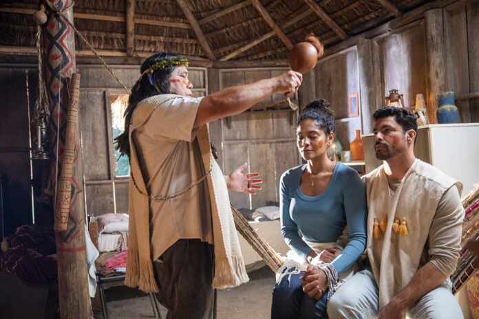 Jurecê (Daniel Munduruku), Caio (Cauã Reymond) e Aline (Barbara Reis) em Terra e Paixão